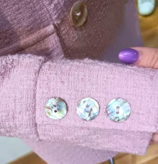 Polsino in bouclé rosa con tre bottoni in madreperla