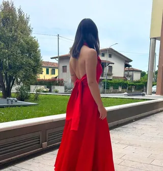Abito lungo rosso con schiena scoperta